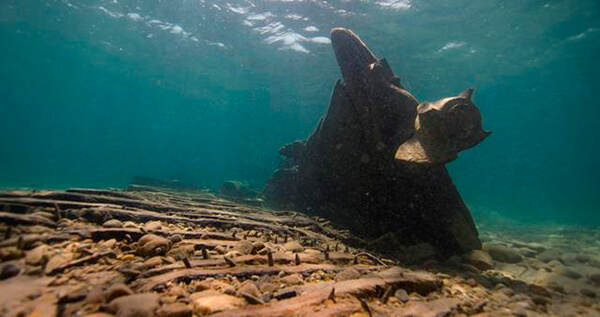 The propeller of a shipwreck in shallow water